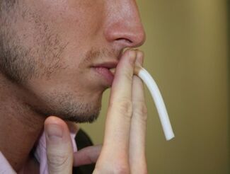 吸烟的男人面临效力问题